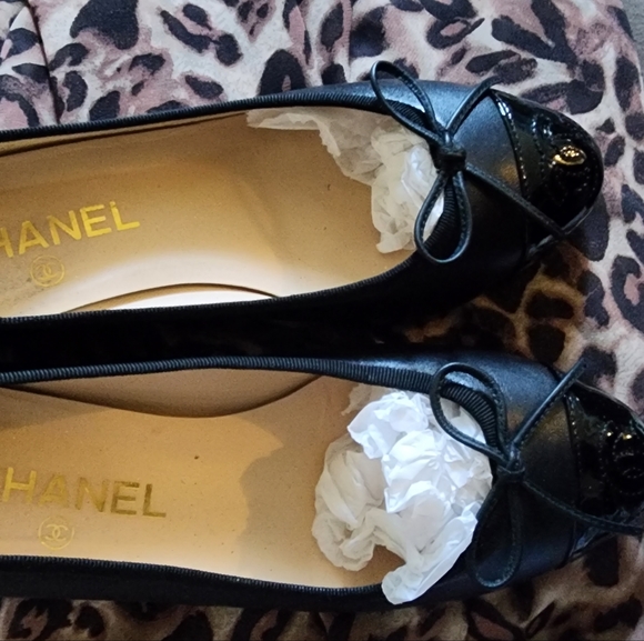CHANEL LAMBSKIN PATENT CAPTOE PUMPS HEELS CLASSIC 6.5 37 - Picture 1 of 16